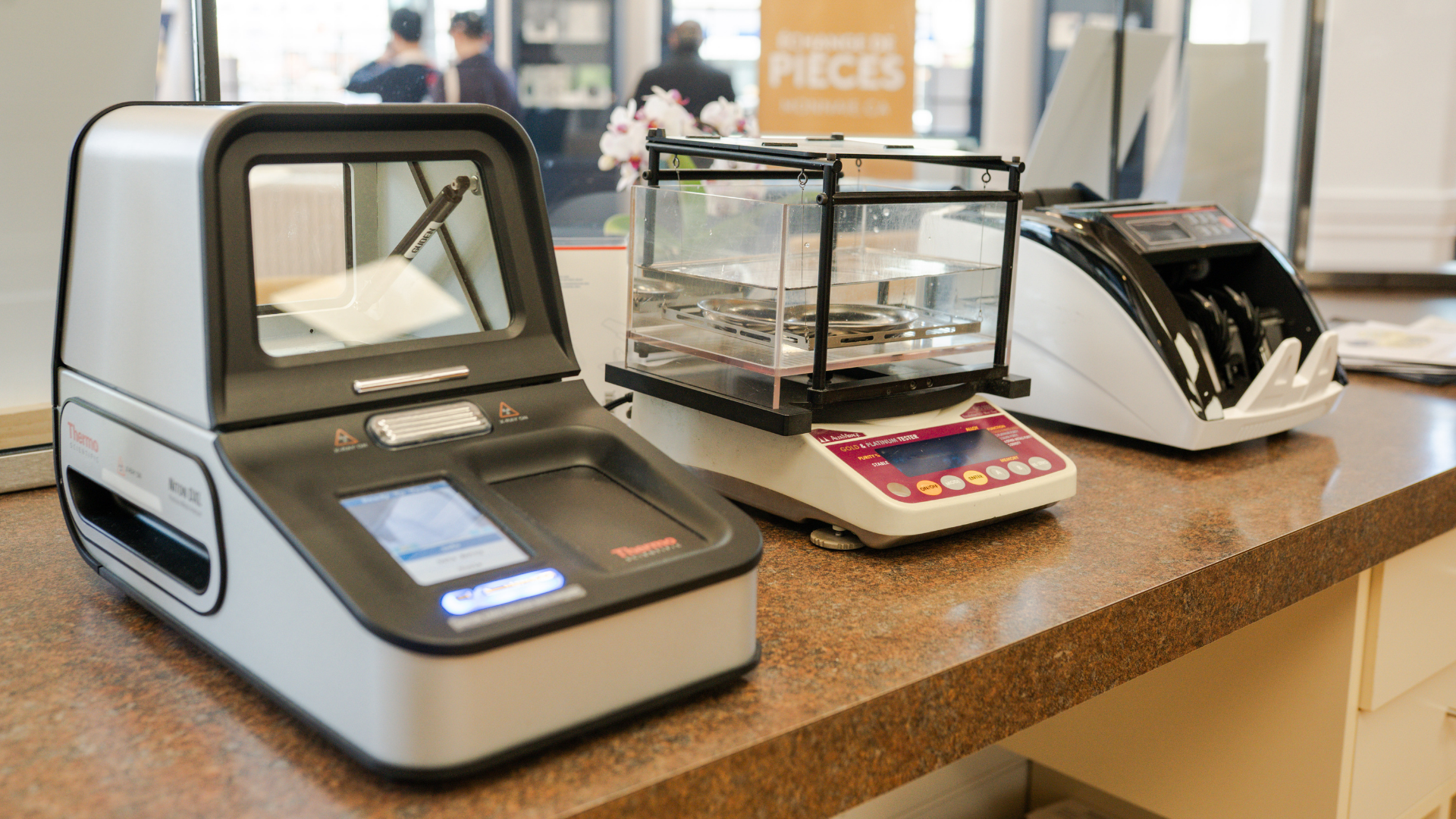 XRF 機、密度機和現金櫃檯